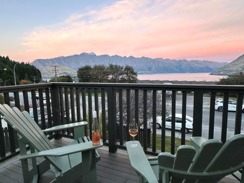 Red Peaks - Spacious stylish house with lake views - image 5
