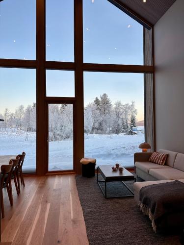 Villa Priddy-Lapland Luxury with hot tub and sauna in Akaslompolo