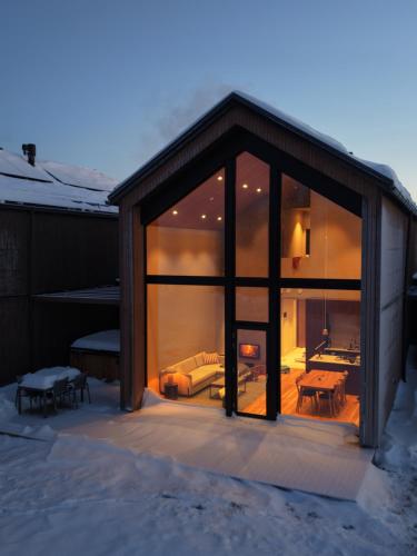Villa Priddy-Lapland Luxury with hot tub and sauna in Akaslompolo