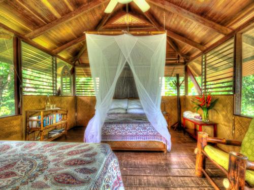 2 bedrooms, 5 beds