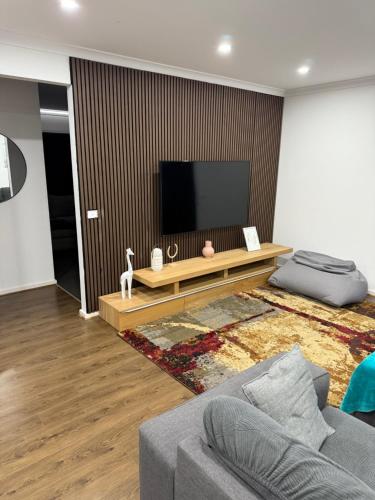 Modern  cosey 4bedroom house walk to beach in St Leonards