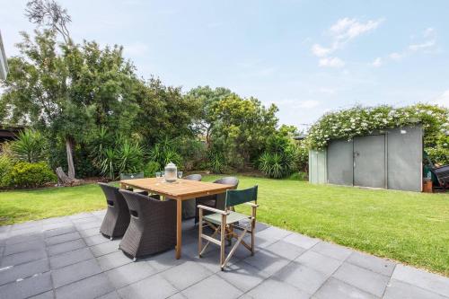 Bayside Cottage - Leafy Stay near Rye Beach and Dining - Rye