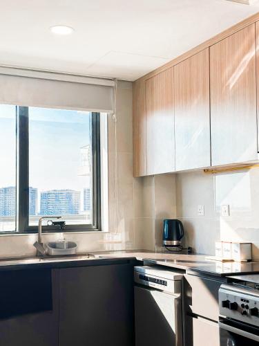 Stunning 1 Bed Large Luxury Apt with Pool View Al Barari by Luxaura - image 5