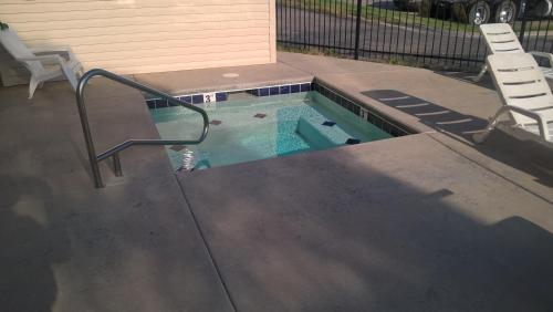 อ่างแช่น้ำร้อน, Days Inn & Suites by Wyndham Hutchinson in ฮัตชินสัน (KS)