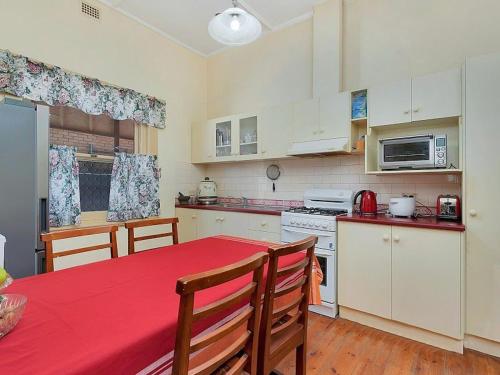 3BR Guest House near Adelaide CBD Joslin 5070 - Broadview