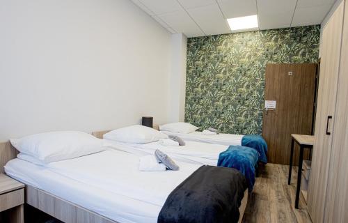 4 twin beds