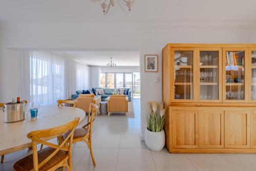 Serenity on 6th Luxury holiday home – khách sạn tại Voelklip