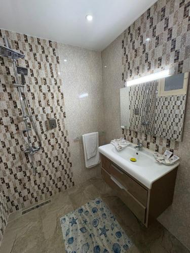 Kamar Mandi, Hotel Amine in Sfax
