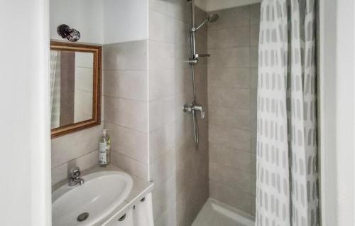1 Bedroom Amazing Apartment In Carnac - image 4