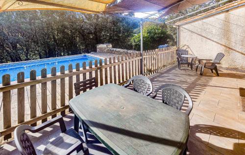 Peldbaseins, Pause Nature Avec Piscine in Berlou
