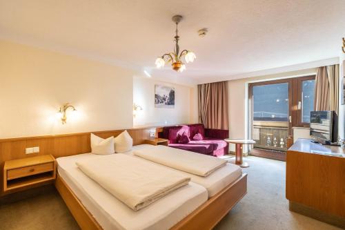 1 queen bed, 1 sofa bed