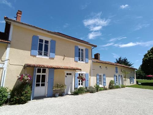 L'ancien Cafe - Suites and Gites in Crezieres