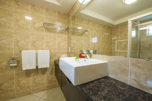 Moana Sands Beachfront Hotel & Villas