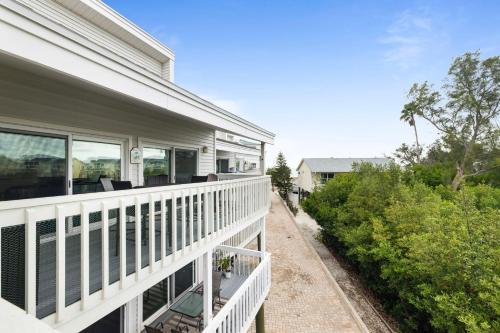 BRAND NEW, Water Views, 2 BD Condo in Clearwater Beach, USA