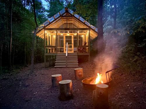 . Peaceful Off-Grid Screenhouse Getaway on a Farm near Kerr Lake North Carolina