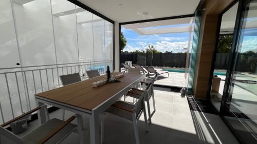Létesítmények, 235 négyzetméteres, 3 hálószobás Villa 3 fürdőszobával Las Lomas del Rame területén (Modern Villa with Heated Pool Cinema & Home Office) in Torre Pacheco