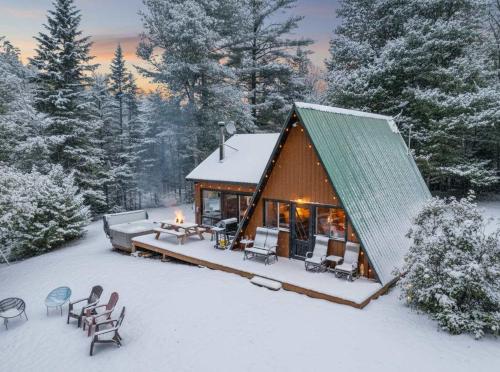 Spa & Waterfront Relaxation - Le Chalet EDGAU in Saint-Alban (QC)