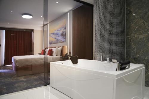 Hotel Gallery Thermo Mineral & Spa in Гнилане