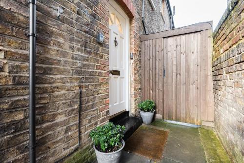 Heart of Ealing Apartment with Garden - image 13