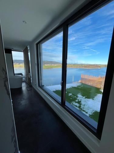 Le Nordic 2 pers - vue imprenable sur un lac dans le Haut-Jura in Grande Riviere