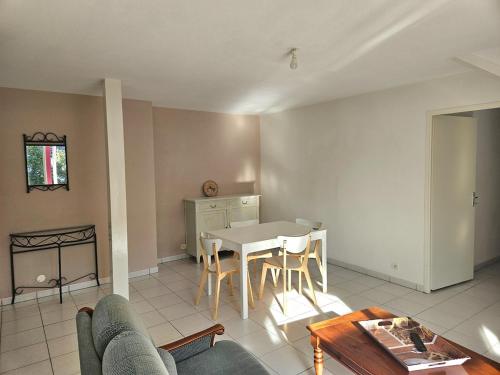 Appartement lumineux avec terrasse et parking à 5 min du centre ville - Location saisonnière - Salies-de-Béarn