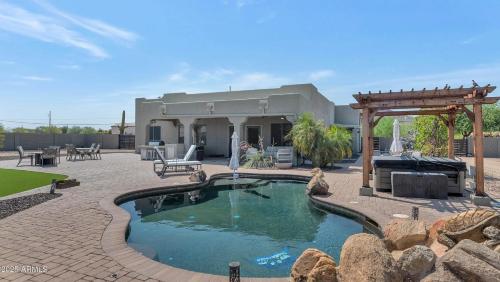Alanamari Desert Estate, Pool, Spa, Casita-2 homes in one! in Tramonto