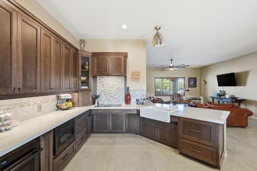 Alanamari Desert Estate, Pool, Spa, Casita-2 homes in one! in Tramonto