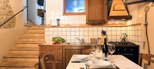Konyha, Villa Il Rigogolo - Private Pool - 10 Guests - Panoramic Marche Hills in Sant' Angelo in Pontano