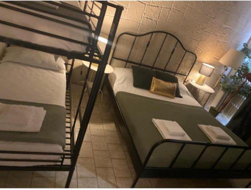 1 queen bed, 1 twin bed