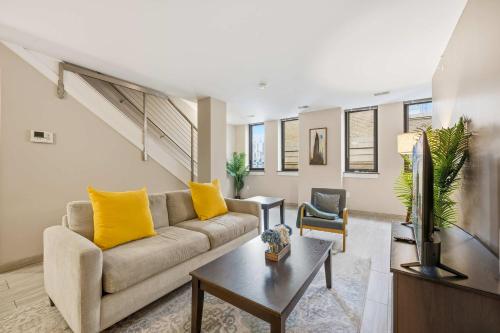 NEW 3BR Stylish Downtown Apartment