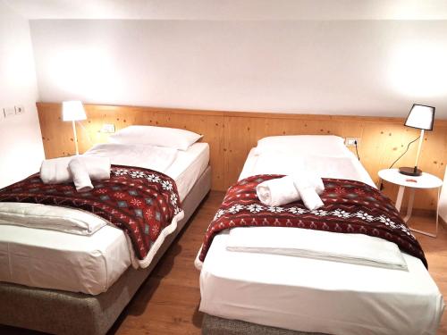 2 queen beds