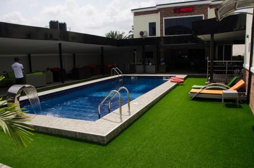 Instalações, Hotel Enigma in Owerri