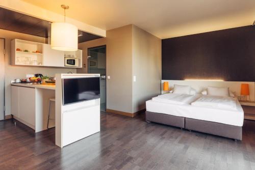 1 queen bed, 1 sofa bed