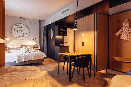 room detail thumbnail 2