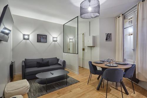 Apartment Center of Paris by Studio prestige, Paryż