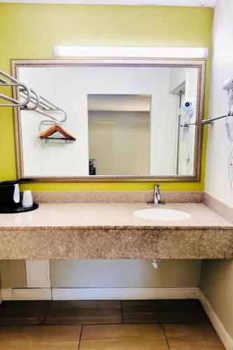 America's Best Value Inn Newnan - image 11