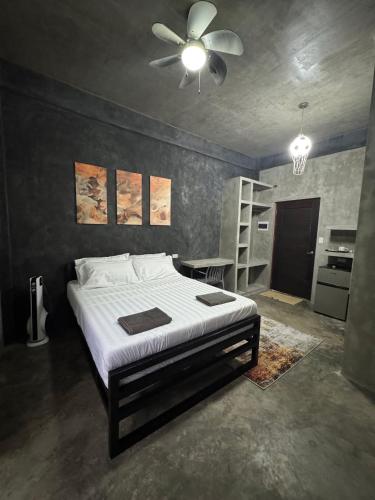 Greyhouse 2