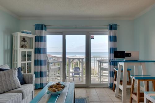 Steps to the Beach Oceanfront Condo with Lanai! in North Topsail Beach, USA