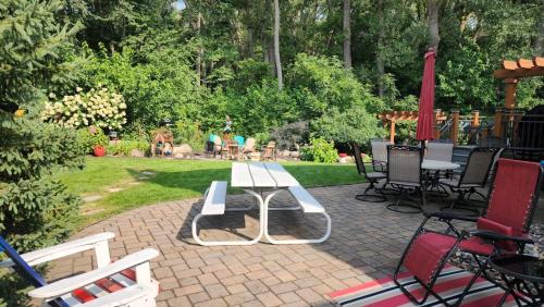 Everchanging Seasons-Hot Tub, Game Haven & Central Retreat in 伯恩斯維爾