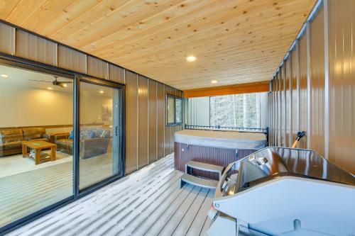 Luxury Ski Home with Hot Tub on Schweitzer Mountain in 沙尖鎮 (ID)