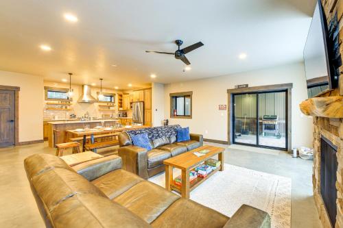 Luxury Ski Home with Hot Tub on Schweitzer Mountain in 沙尖鎮 (ID)