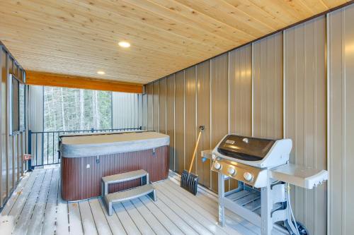 Luxury Ski Home with Hot Tub on Schweitzer Mountain in 沙尖鎮 (ID)