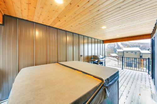 Luxury Ski Home with Hot Tub on Schweitzer Mountain in 沙尖鎮 (ID)