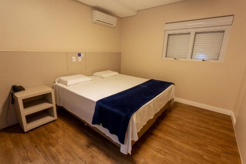 1 queen bed, 2 twin beds
