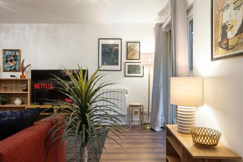 Luxe Dockside Apartment - image 5