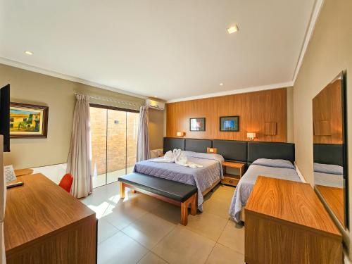 1 queen bed, 1 twin bed