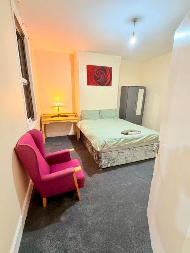 94 Spacious Private Room Walk to Station & Football Stadium Self Check-in, Quiet Area in Nottingham