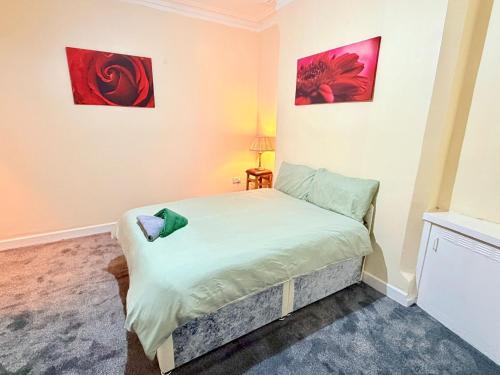 94 Spacious Private Room Walk to Station & Football Stadium Self Check-in, Quiet Area in Nottingham