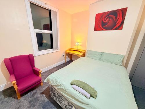 94 Spacious Private Room Walk to Station & Football Stadium Self Check-in, Quiet Area in Nottingham