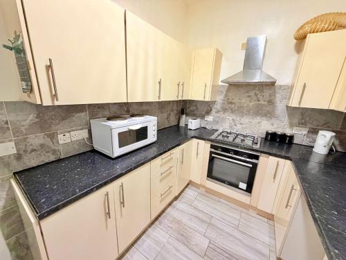 94 Spacious Private Room Walk to Station & Football Stadium Self Check-in, Quiet Area in Nottingham
